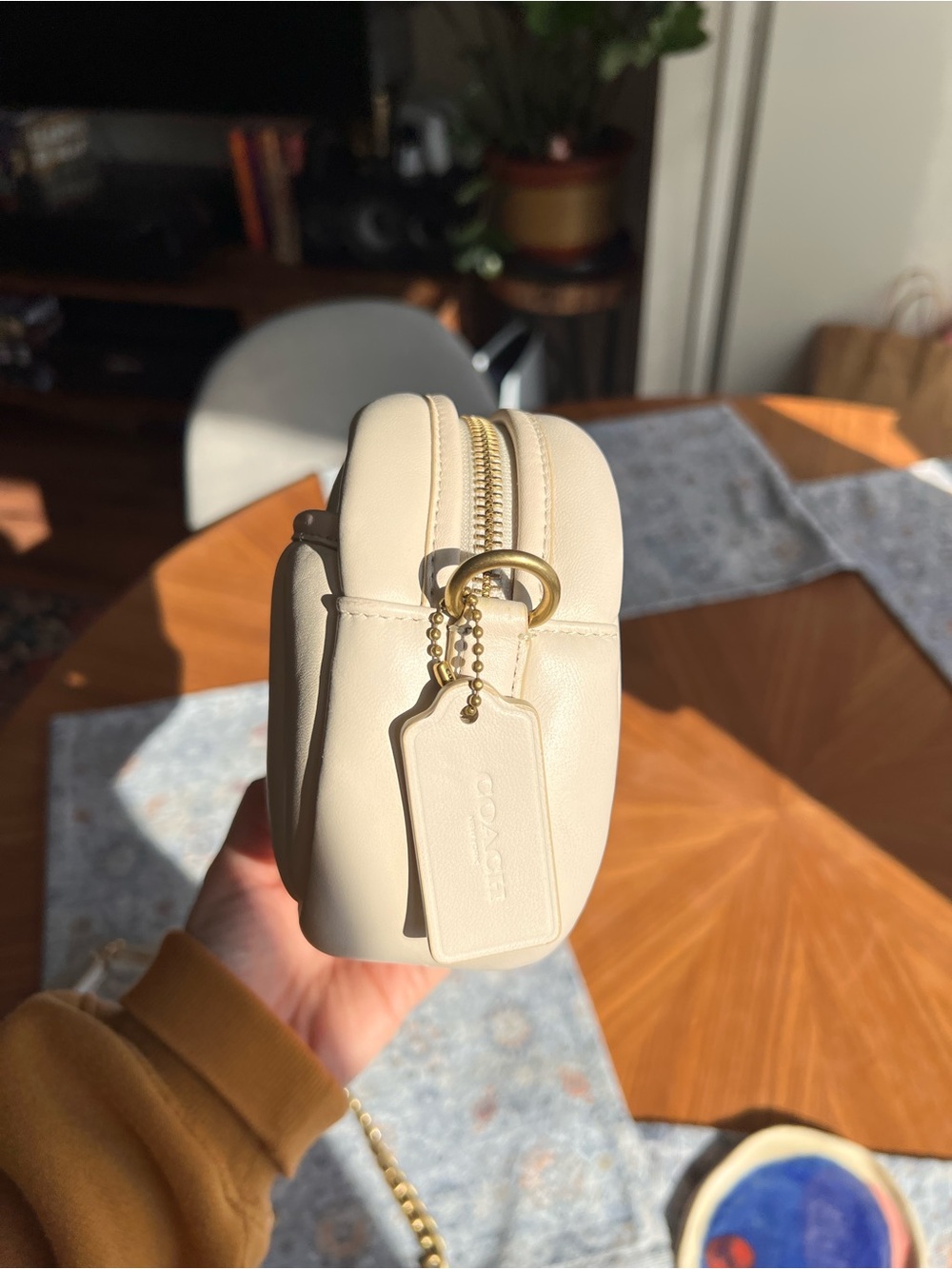 Coach Small Cream Camera Bag with quilting - Picture 2 of 11